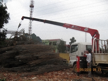 Phòng Kế hoạch và Đầu tư trong công tác điều động phương tiện vận chuyển và bảo quản vật tư thiết bị lưới điện vùng ngập.
